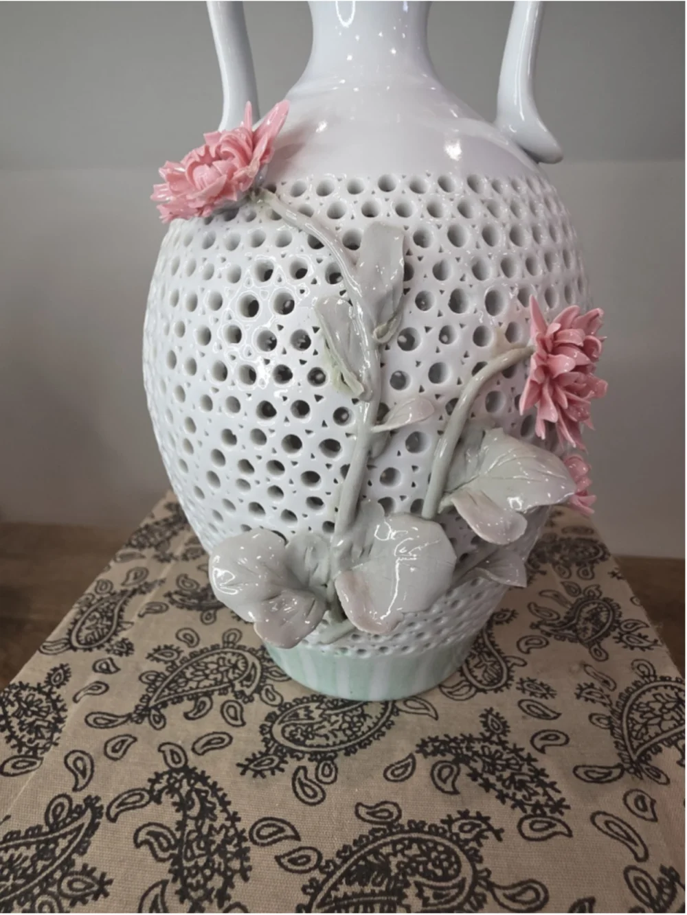 VTG Reticulated Porcelain Double Handle Floral Vase Pink Flowers Boxed 7